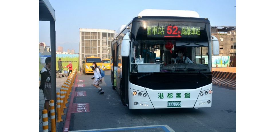 52電動公車駛進高雄車站 民眾轉乘更便捷(圖)
