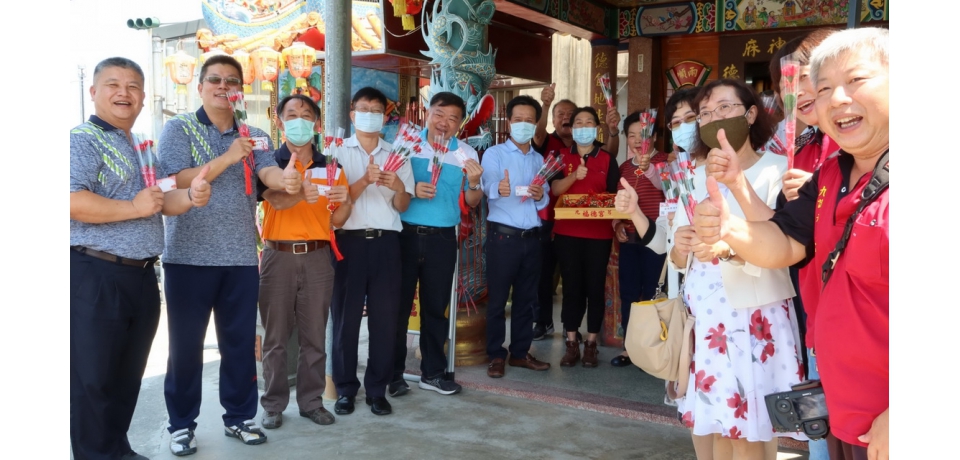 林內鄉送康乃馨及祝福卡　讓鄉內孩童懂得愛的傳遞(圖)