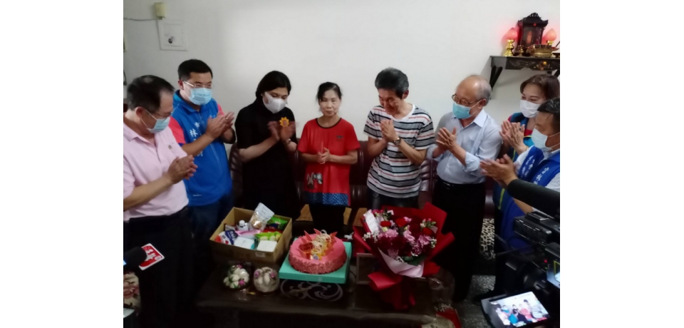 阿嬤養孫念大學縣長張麗善與主委陳燦勳親訪賀母親節(圖)