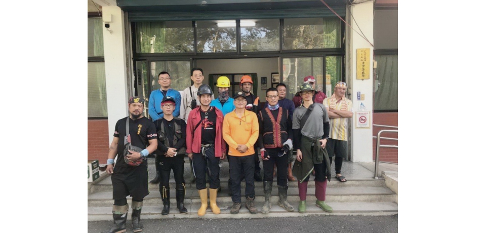 信義鄉13條好漢翻山越嶺　協助卡社溪無名屍運下山(圖)