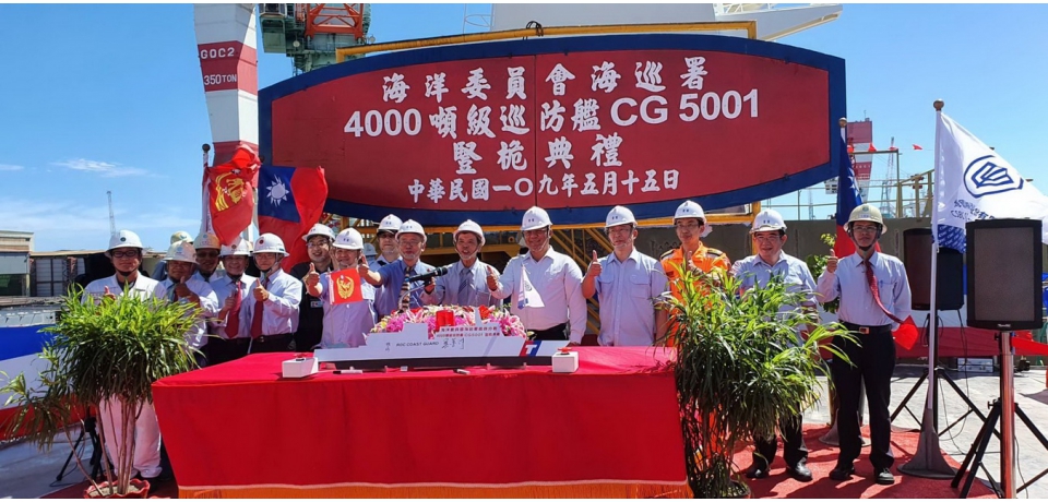 首艘4000噸級巡防艦豎桅(圖)