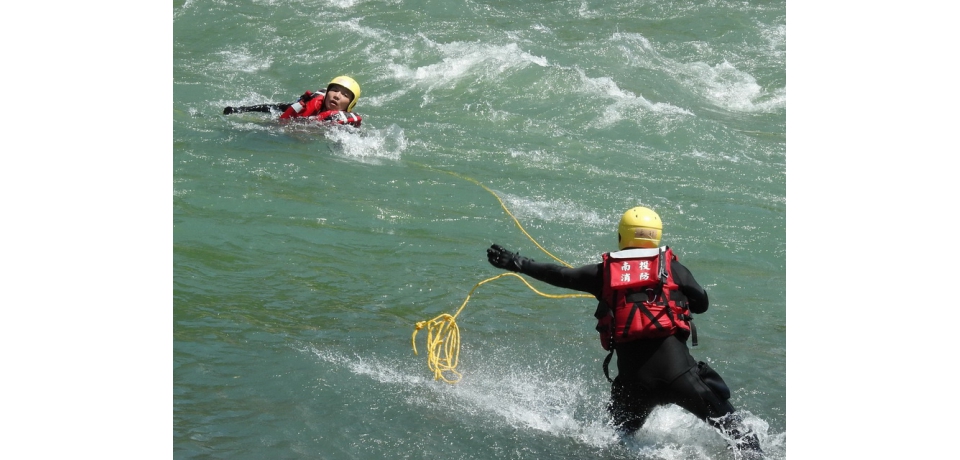 夏日戲水遠離危險水域　南投縣消防局強化急流救援訓練(圖)