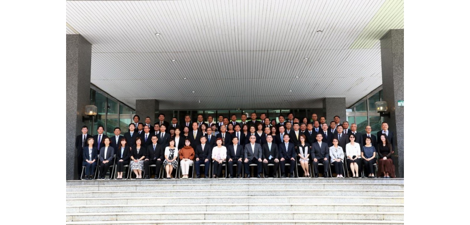 楊明州率市府團隊畢業合影8月24日新團隊就職(圖)