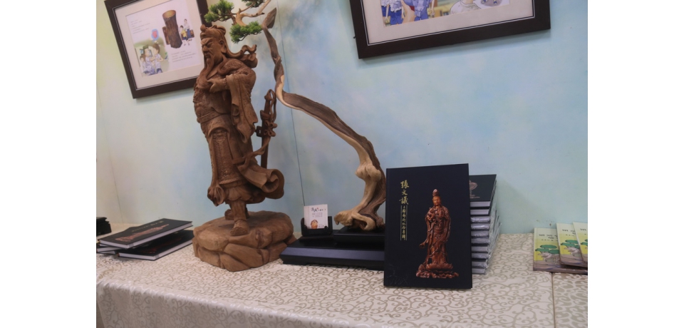 當兒童文學、漫畫藝術遇上木雕藝術誇界對談《跟阿公做木雕》情境(圖)