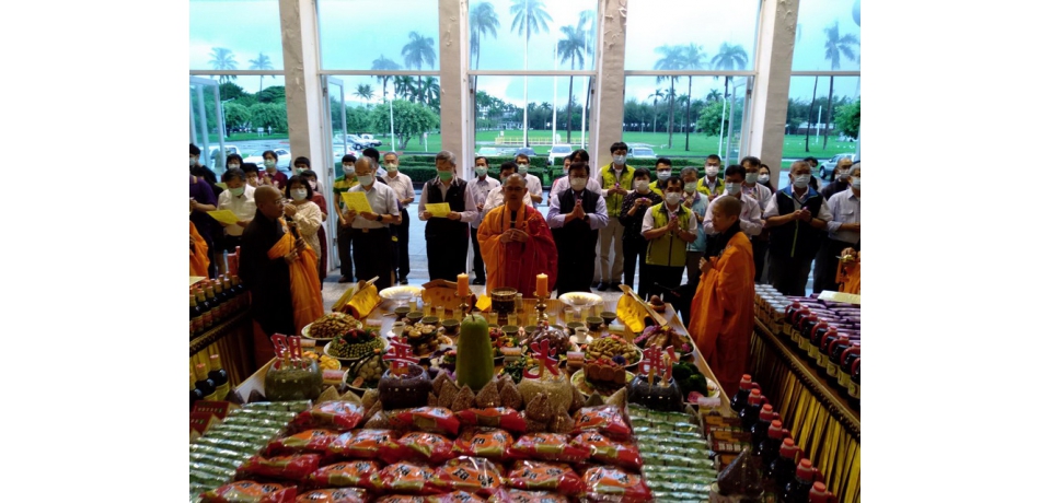 中油煉製事業部暨高雄煉油廠舉行「三時繫念祈安法會」 執行長徐漢率領員眷禮拜祈福(圖)