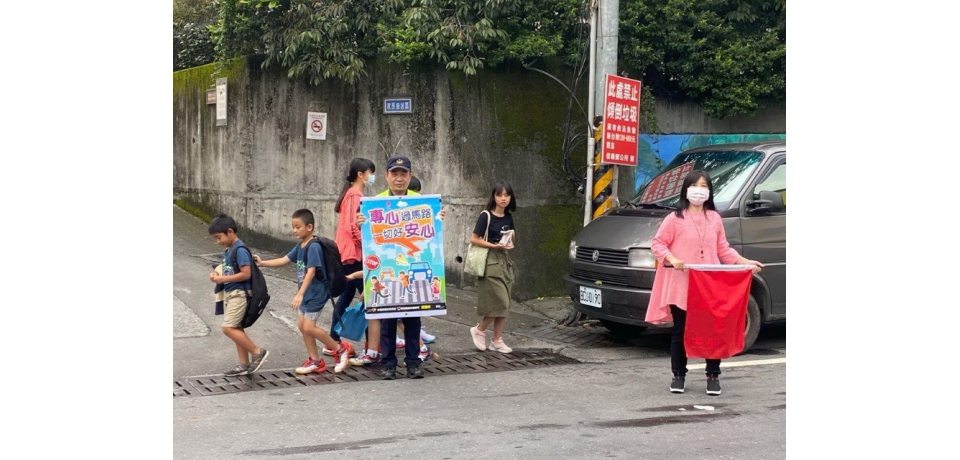 開學日 由信義警察分局實施路口安撿(圖)
