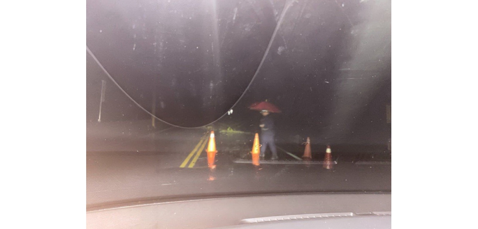 新中橫公路樹倒塌　員警冒雨守護用路人安全(圖)