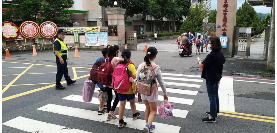 集集警分局員警貼心執行護童專案　維護學童安全(圖)