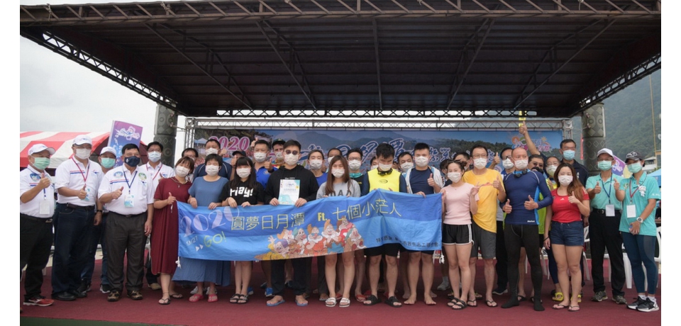 萬人泳渡歡迎會盛況　澳加代表齊加讚(圖)