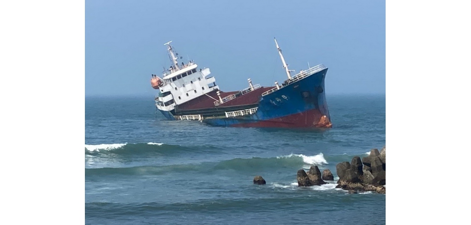 「志海8號」於旗津外海沙灘擱淺船東積極實施抽油計畫(圖)