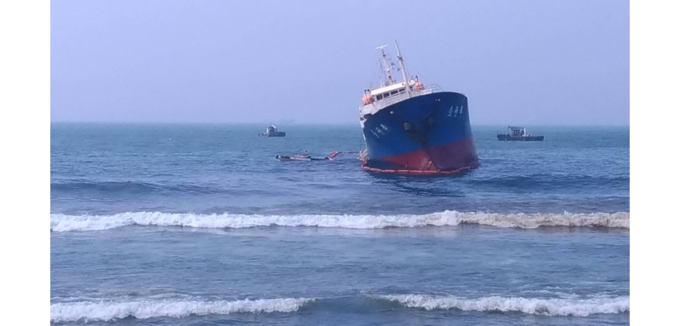 旗津外海擱淺船舶港務公司等相關單位督促船東積極落實污染防範措施(圖)