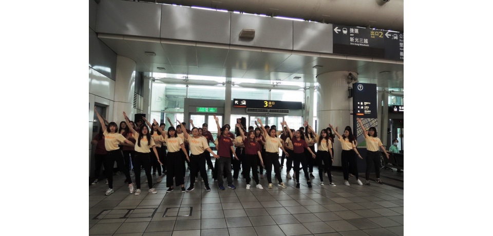 中山大學高鐵左營站快閃歌聲飄揚與旅客美好相遇(圖)
