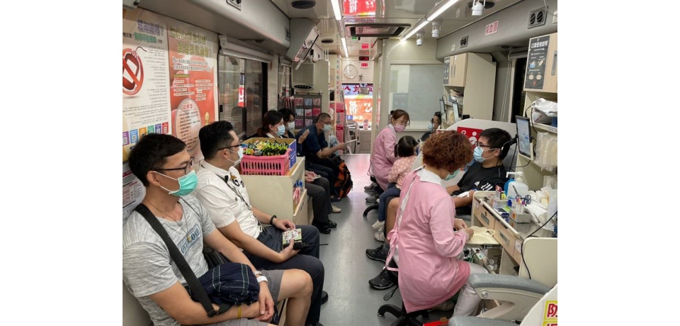 高鐵左營站「寒冬送暖   捐血傳愛」同仁旅客警察熱烈響應捐熱血(圖)