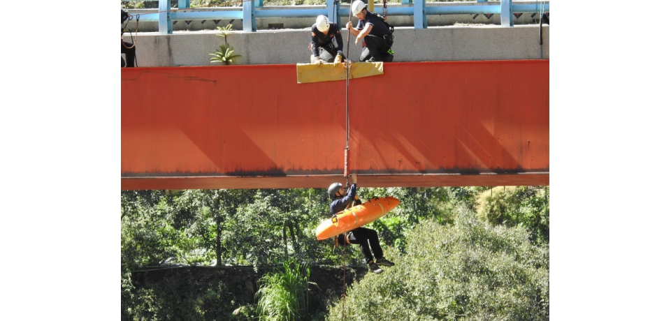 開放山林山難求援量增　南投縣消防弟兄強化山域救援訓練(圖)