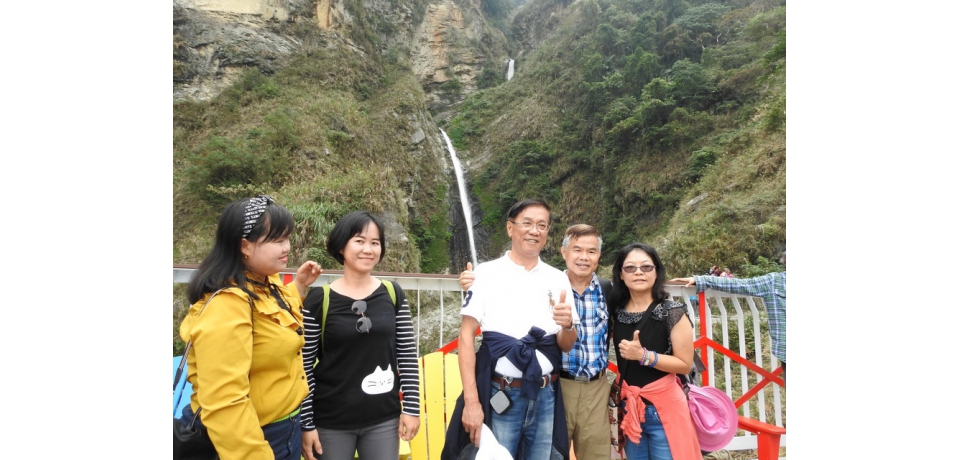 縣府員工健行環境教育 林明溱率隊暢遊雙龍七彩吊橋(圖)