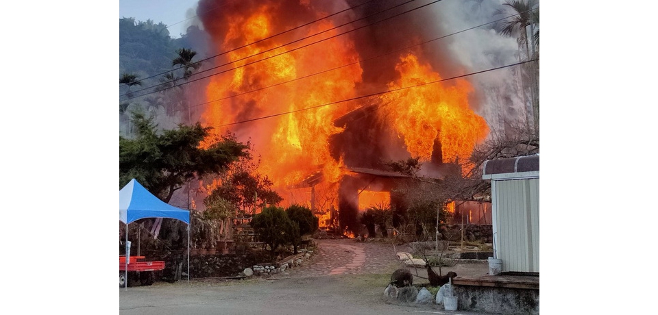 信義知名「汪家梅園」住家失火 烈焰燒光2樓半木屋(圖)