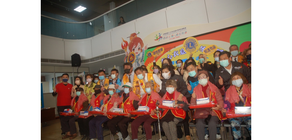 寒冬送暖雲縣府與國際獅子會致贈獨居保暖衣物(圖)