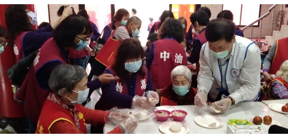 中油公司煉製事業部暨高雄煉油廠、婦女會與華山基金會關懷弱勢邀長者包水餃(圖)