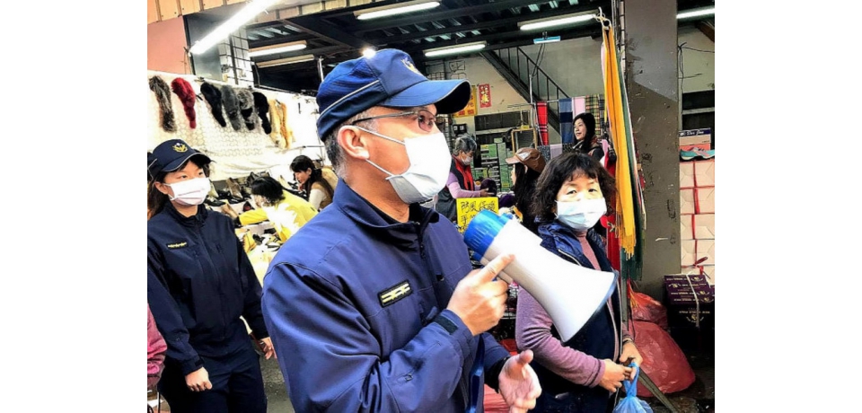 斗南警走進傳統市場 提醒婆婆媽媽防扒竊(圖)