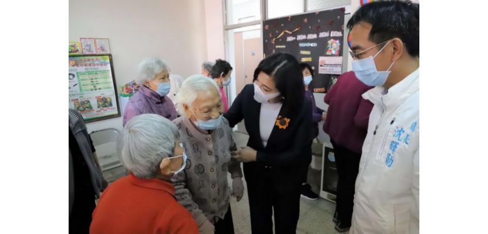 食來運轉 張麗善致贈全縣長青食堂萬顆好運柑(圖)