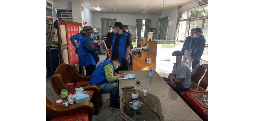 雲林警協同環保局查獲傾倒大量廢棄衣物(圖)