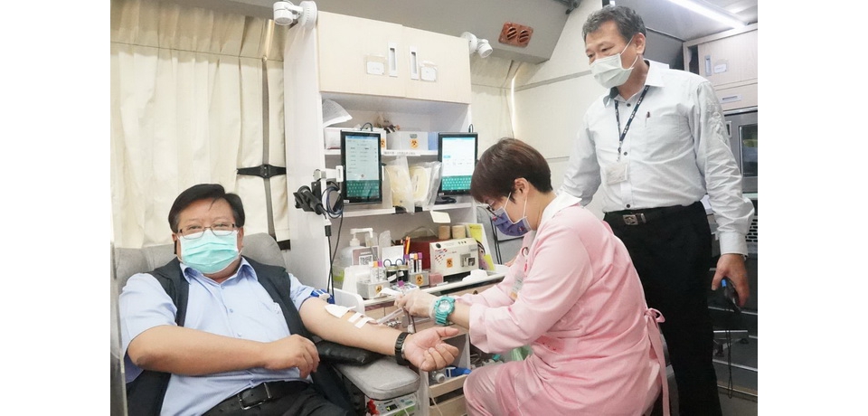 中油煉製事業部舉行捐血活動執行長徐漢號召員工、眷屬等加入義行挽袖捐血(圖)