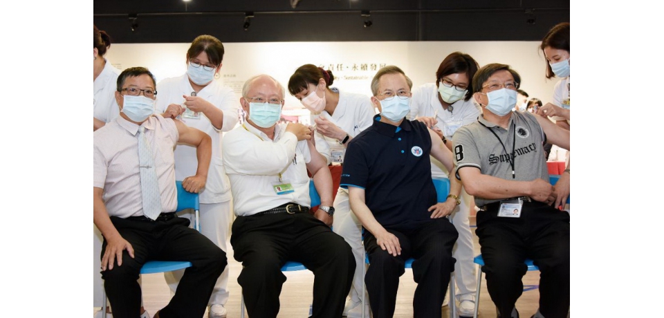 COVID-19「牛津AZ」今開打衛生局長黃志中與高醫院長鍾飲文等帶頭接種(圖)