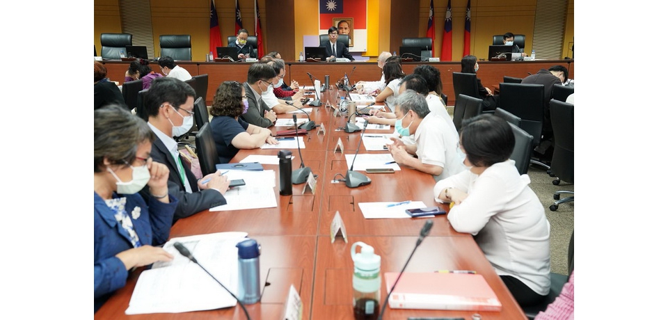 AZ疫苗第三類施打對象全面開打 陳其邁帶頭並呼籲安心接種(圖)