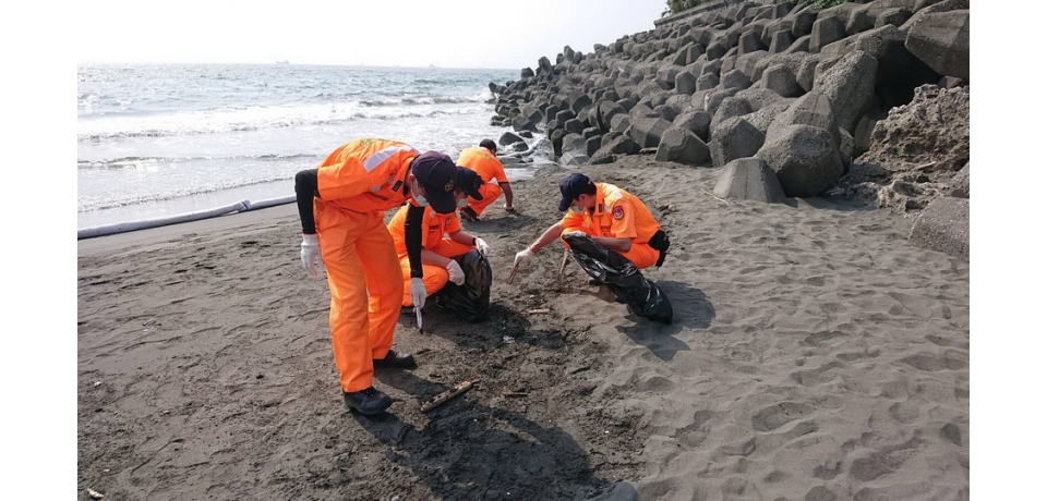 西子灣泳客遭油污沾染 海保署持續協助地方政府處置(圖)
