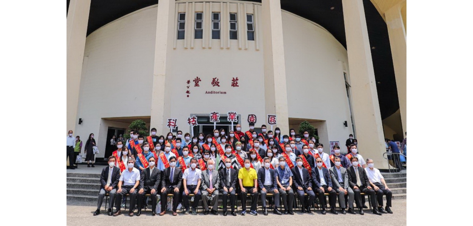 經濟部加工出口區管理處表揚不分國籍共56位模範勞工處長楊伯耕頒獎為當選的模範勞工獻上祝賀(圖)