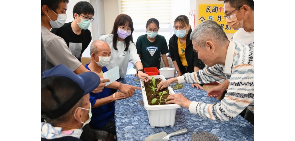 高雄港攜手中山大學及臺灣港埠協會於母親節前夕關懷旗津長者 以園藝深植自我療癒力(圖)