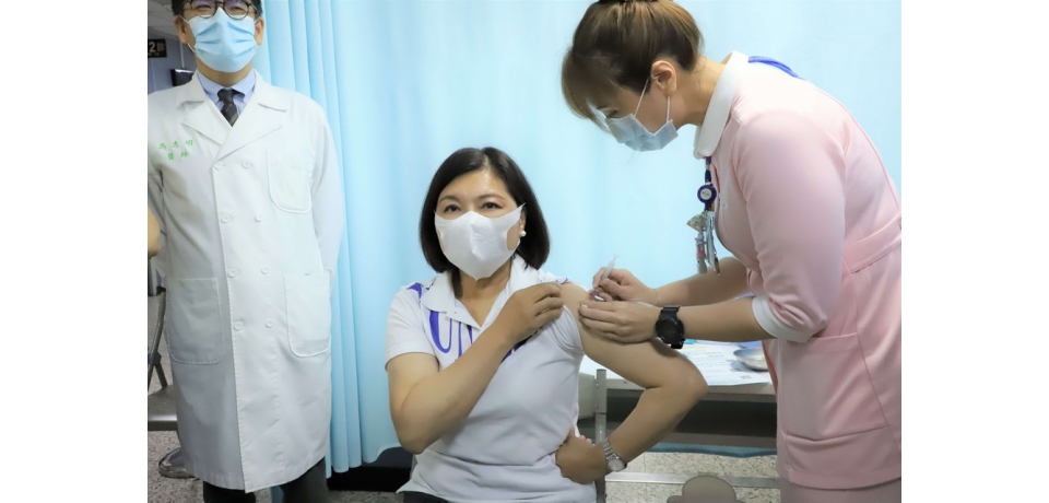 張麗善率一級主管施打COVID-19疫苗呼籲踴躍施打提高防禦力(圖)