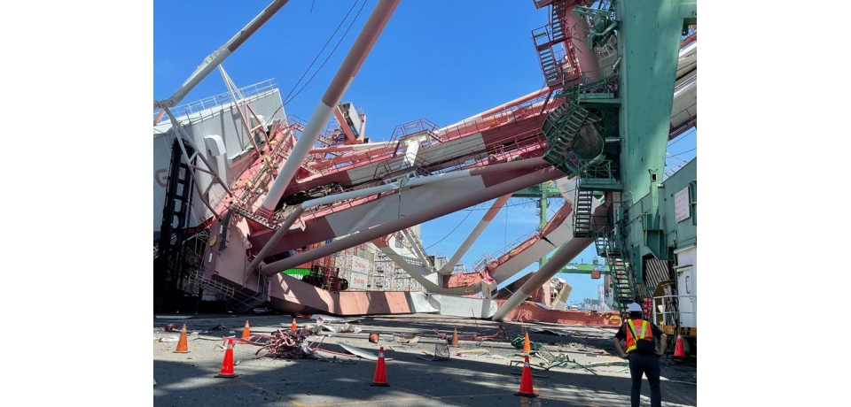 貨櫃船於高雄港內偏航造成起重機倒塌現場及船舶均已管制 相關單位已著手調查(圖)