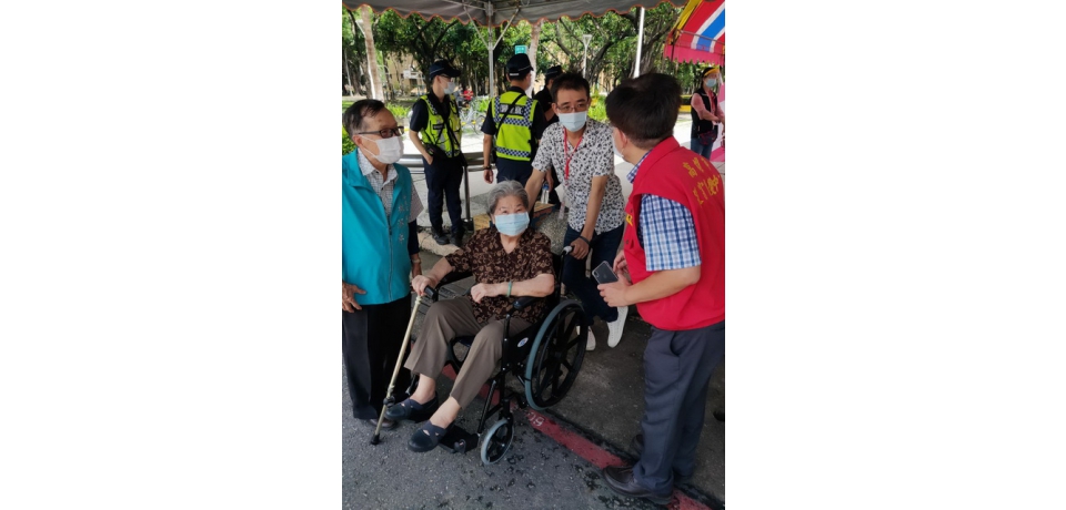 三民公園疫苗接種站　地政局長陳冠福服務長輩施打疫苗 揪甘心(圖)