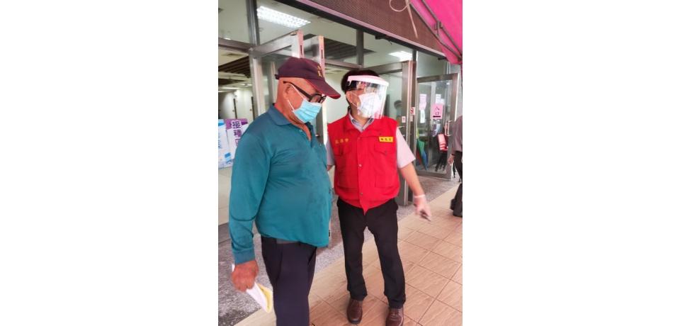 高雄市政府地政局走入林園汕尾地區服務長輩施打疫苗 地政局長陳冠福扶持老人家親切又溫暖(圖)
