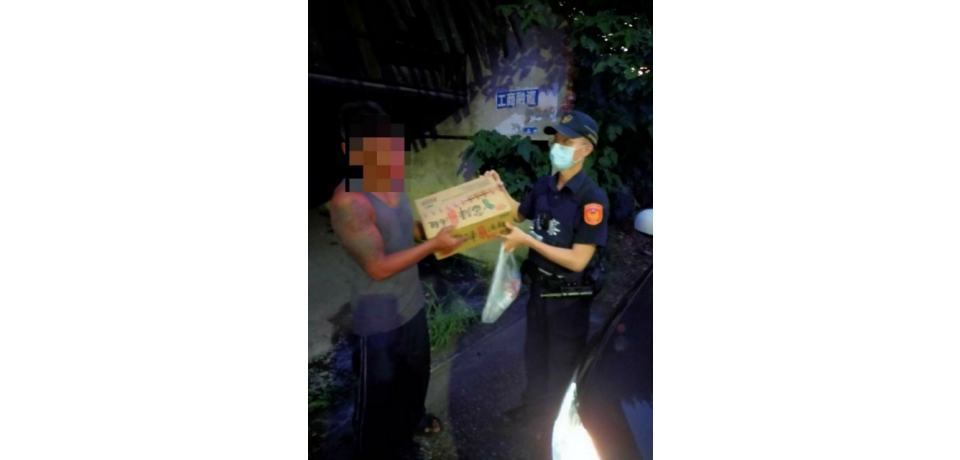 波麗士展愛心親掏腰包購物資助民眾度過生活難關(圖)