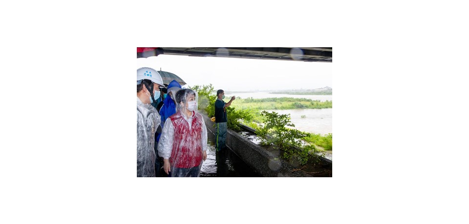 熱帶低氣壓夾帶大雨來襲  盧 秀燕視察抽水站戒備(圖)