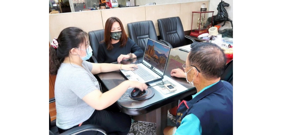 來！ 讓我們幫您上網登記 立委馬文君服務處協助長輩疫苗預約登記(圖)