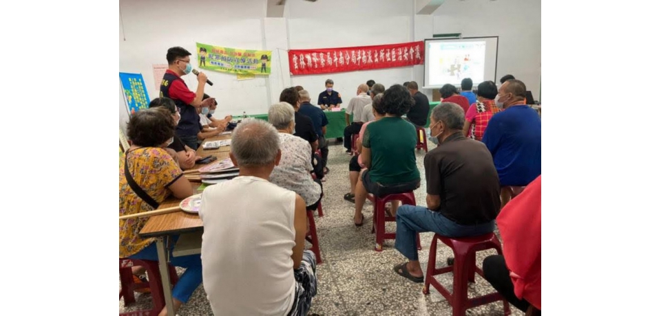 路口要讓停 斗南副分局長詹百平致力宣導交通安全行(圖)