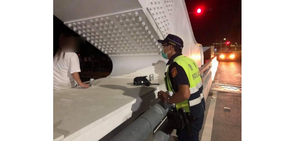 年輕女子欲跳橋斗南警神手救援(圖)