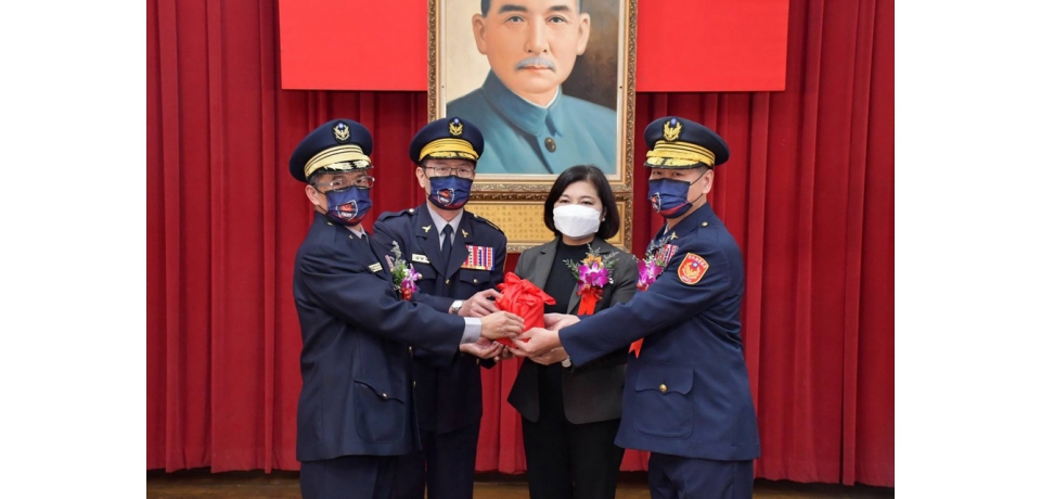 張麗善主持雲林縣警察局卸、新任局長交接典禮(圖)