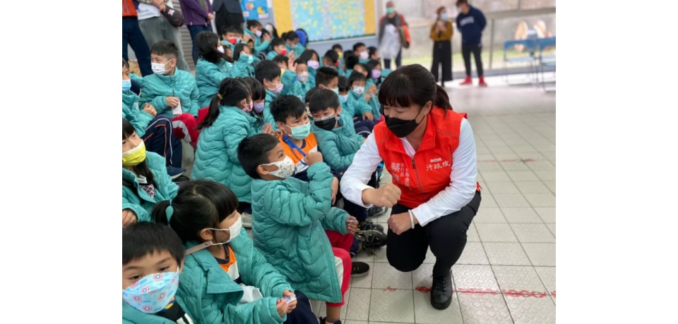 虎年春節蔡培慧媒合企業歲末送愛禦寒衣物溫暖仁愛鄉(圖)