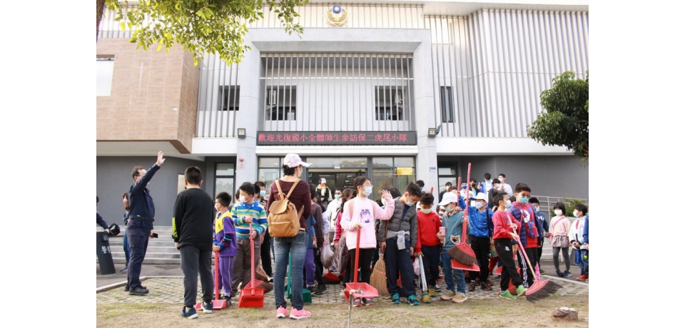 未來新希望萌娃進警局小小波麗士人小志氣高(圖)