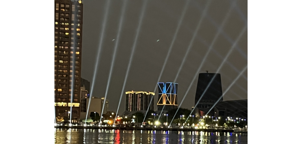 中鋼總部大樓LED燈以烏克蘭國旗代表顏色呈現 聲援烏克蘭(圖)