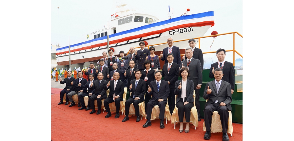 台船打造財政部關務署100噸級巡緝艇 在行政院蘇貞昌院長及高雄市長陳其邁的祝福下 首艘「海隆艇」命名下水(圖)