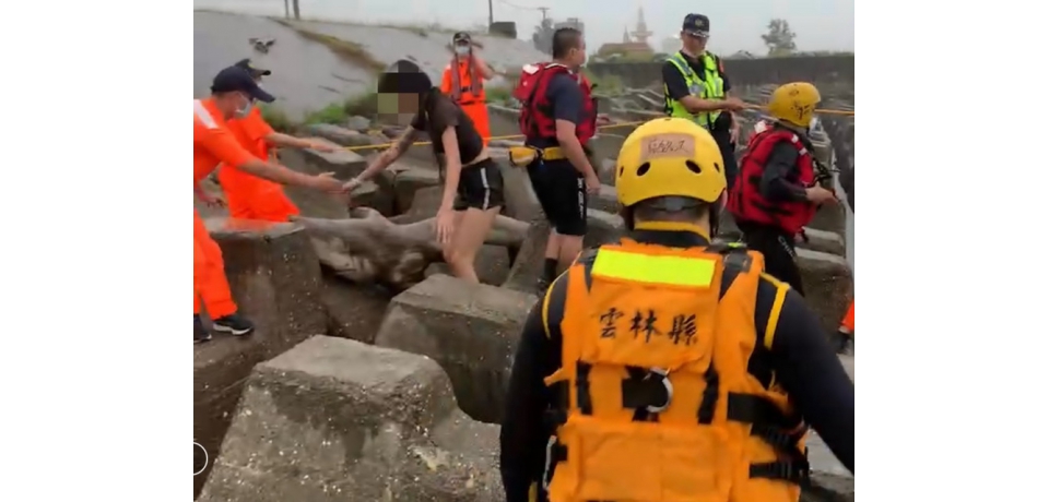 年輕男女忘情「摸赤嘴」海巡警消急救援(圖)