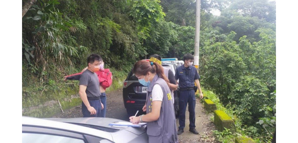 垃圾棄置山林　遭錄影檢舉  警方配合環保局循線追查依法開罰(圖)