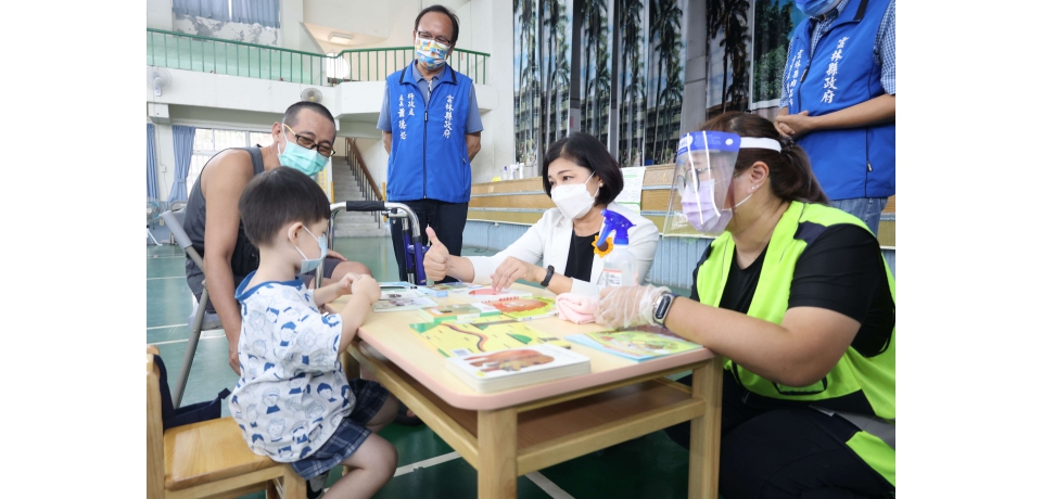 提升幼兒保護力 張麗善視察嬰幼兒莫德納疫苗接種(圖)