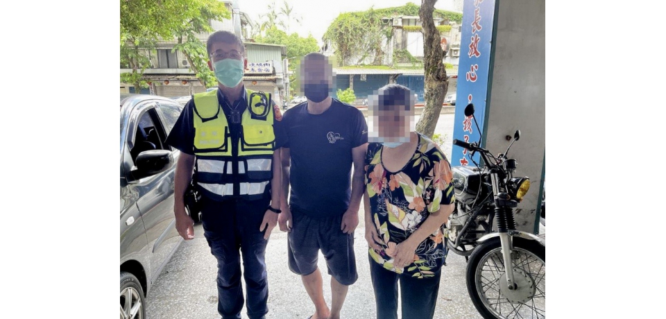 炎炎夏日「車顧路」 保大暖警電霸救援助脫困(圖)