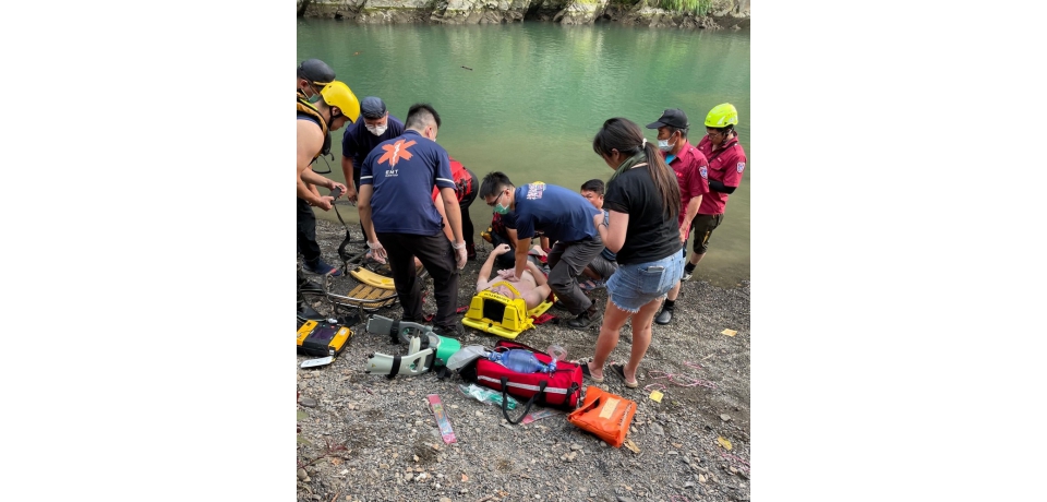 水里鄉水里溪大灣地區發生溺水意外 溺水者被潛水人員尋獲拉上岸送醫院救治(圖)